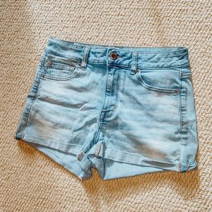 Light Wash Hi-Rise Shortie American Eagle